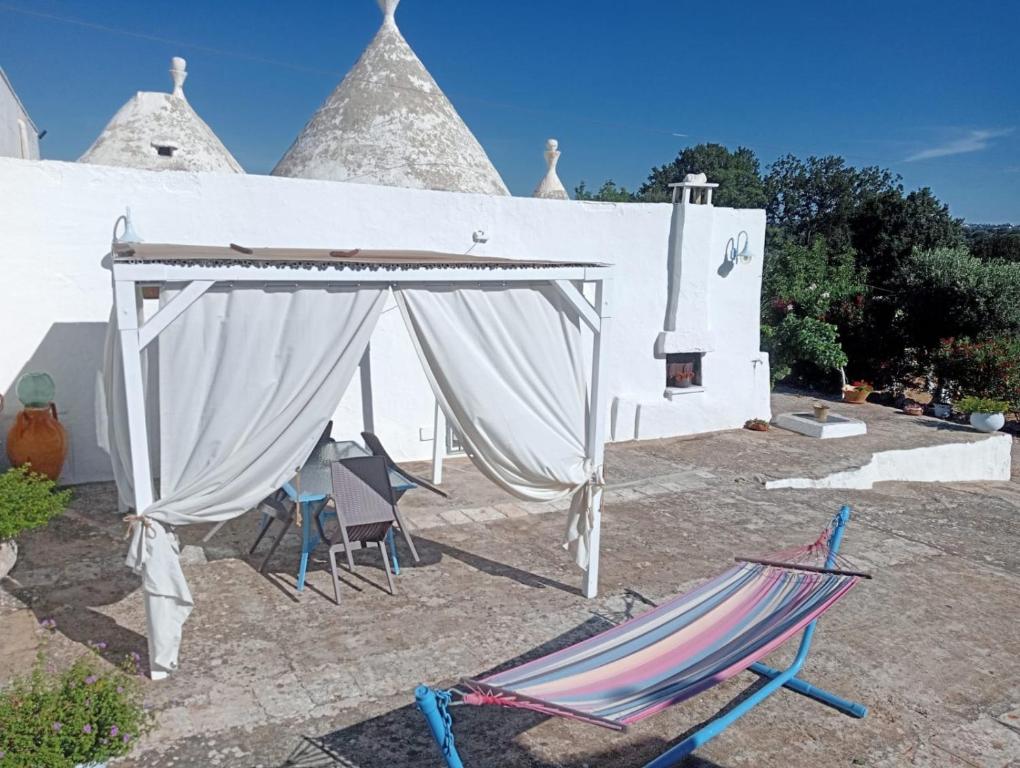 quelques chaises assises sous une tente dans l'établissement Trullo Tre Coni, à Cisternino