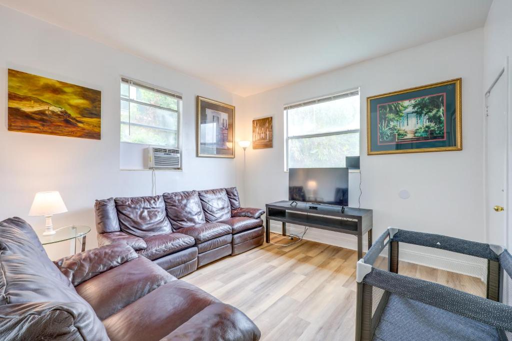 Posezení v ubytování Walk to Food and Art Condo in Historic Riverside