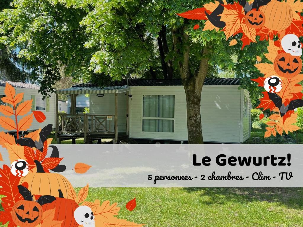 ein Haus mit einem Halloween-Schild im Hof in der Unterkunft Le Gewurz - Bungalow climatisé avec TV pour 5 in Boofzheim