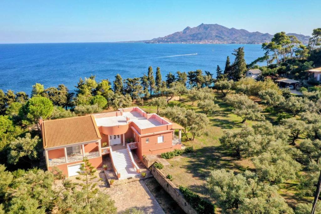 an aerial view of a house with the ocean at Olas y olivos in Akrotiri