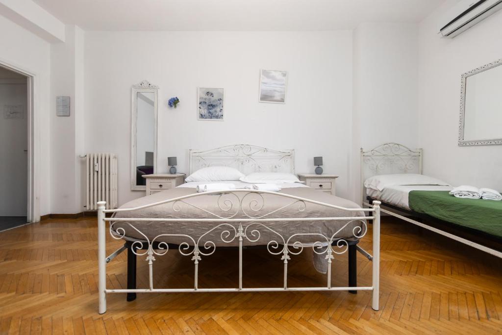 a bedroom with two beds in a room at L'Imperiale RomaTrastevere in Rome