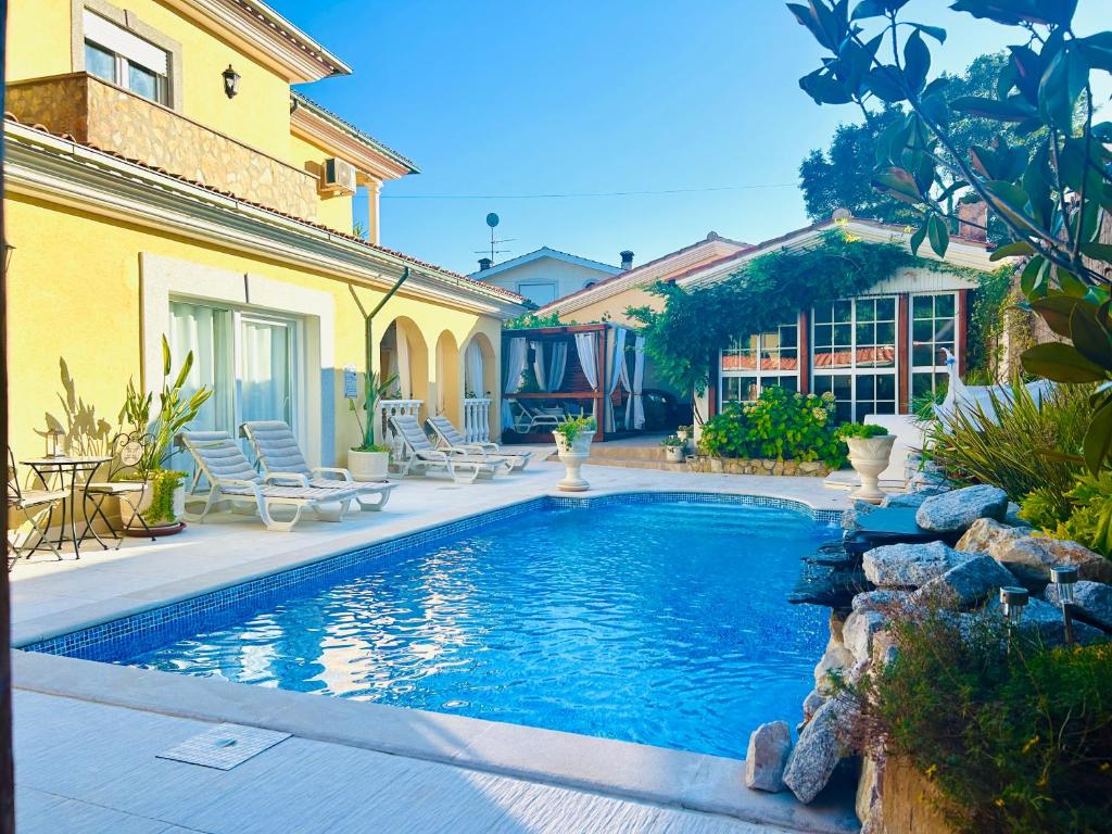 São MiguelにあるSunrise Villa Alvoradaの家の隣の庭のスイミングプール