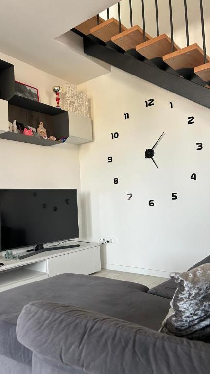 een grote klok aan een muur in een slaapkamer bij La Casa di Nives in Scorzè