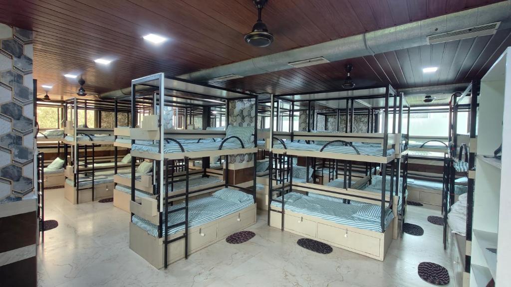 Palanda nebo palandy na pokoji v ubytování Vijay Cozy Corner Hostel