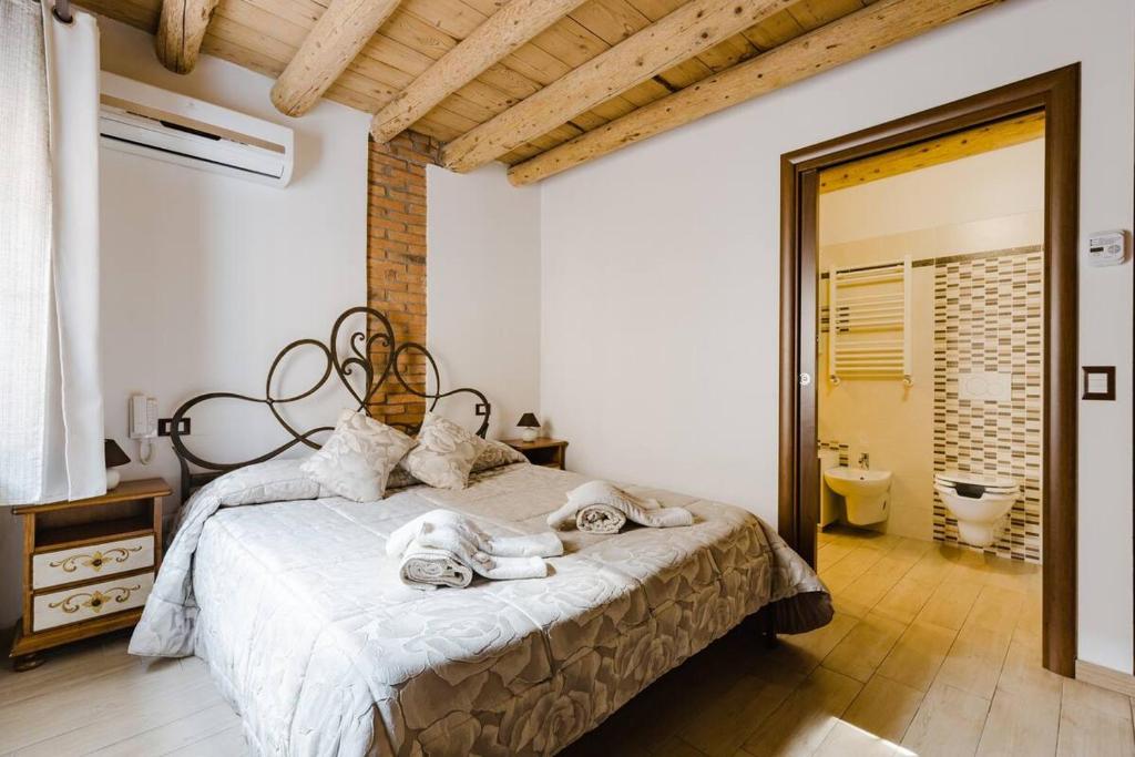 una camera da letto con un letto con asciugamani sopra di NICOLE DONEY LOCAZIONE TURISTICA a Verona