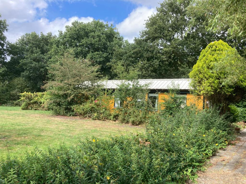 ein altes Haus inmitten eines Gartens in der Unterkunft Leentjes plek in Hoogersmilde