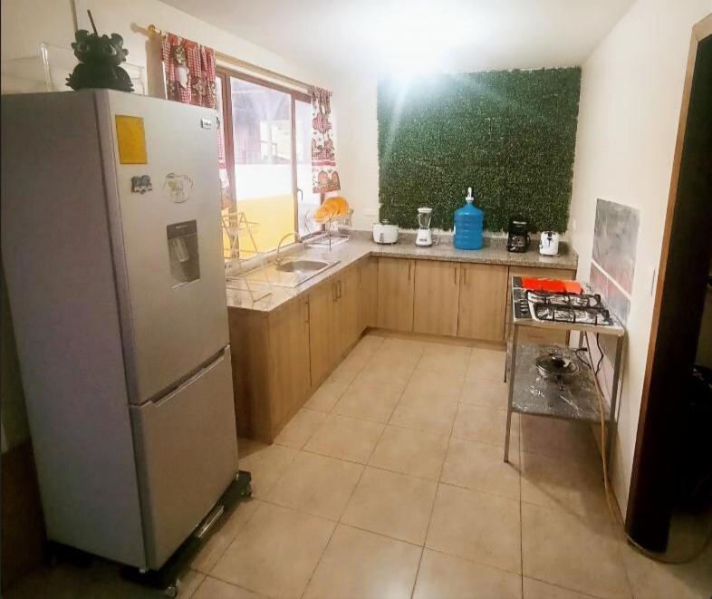una cucina con frigorifero e lavello di Un refugio urbano con alma propia a Loja