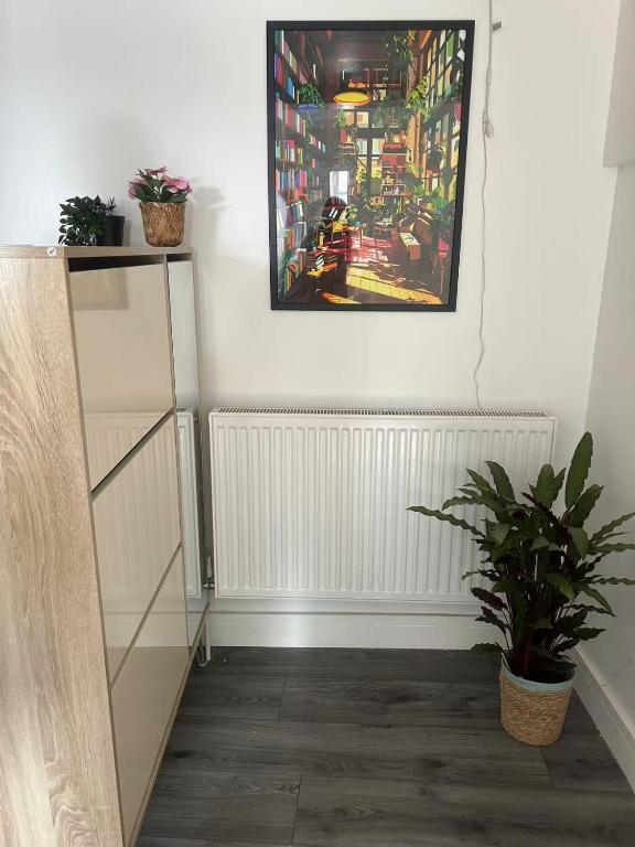 ロンドンにあるA vibrant placeの壁画と植物のある部屋