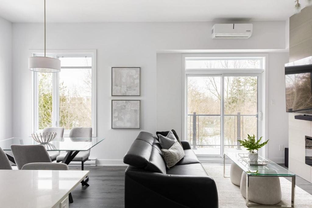 Et opholdsområde på Modern 2BR Loft Condo with Rooftop Patio and Parking