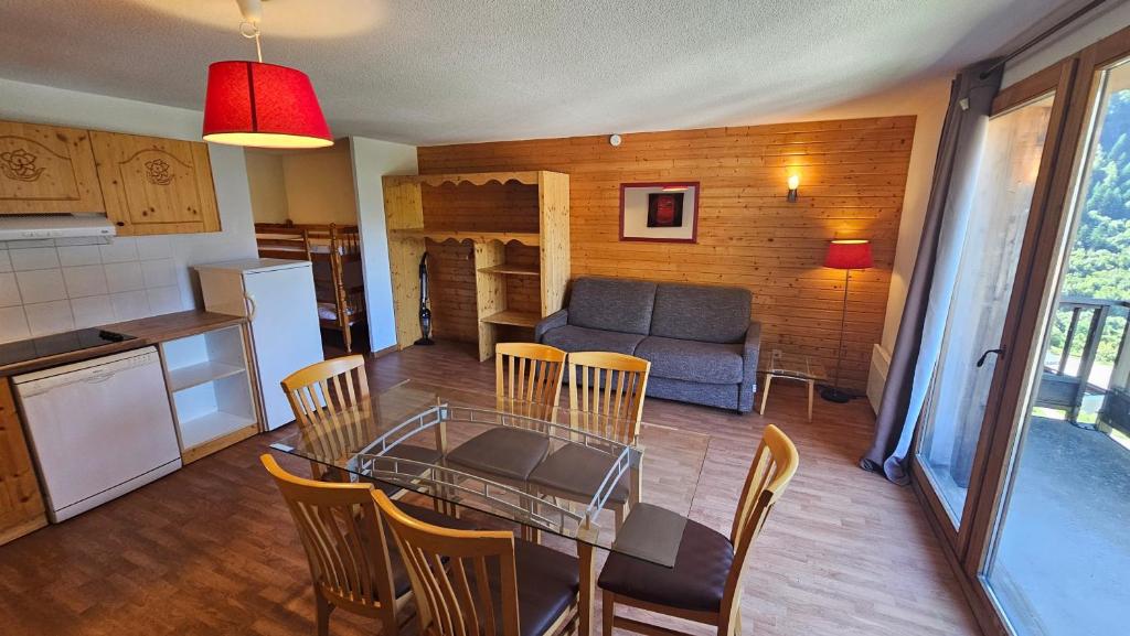 Kuchyň nebo kuchyňský kout v ubytování Orelle 3 Vallées - 2 pièces 6 personnes