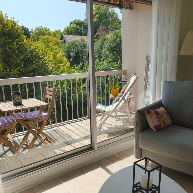 ein Wohnzimmer mit Balkon mit Couch und Tisch in der Unterkunft Résidence Arguin 2 in Arcachon