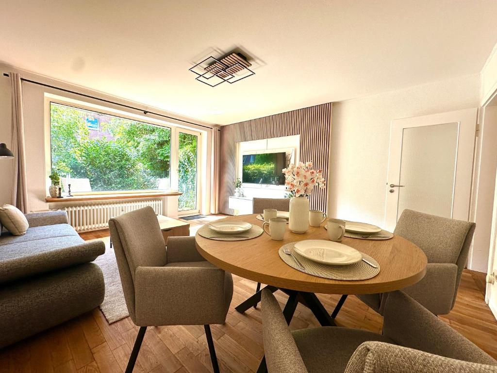 a living room with a table and chairs at charmantes Apartment bei Hamburg - Ruhe, Komfort & kostenloses Parken in Rellingen