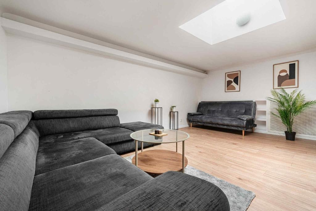 Χώρος καθιστικού στο Large apartment in the center of Warsaw by P&M