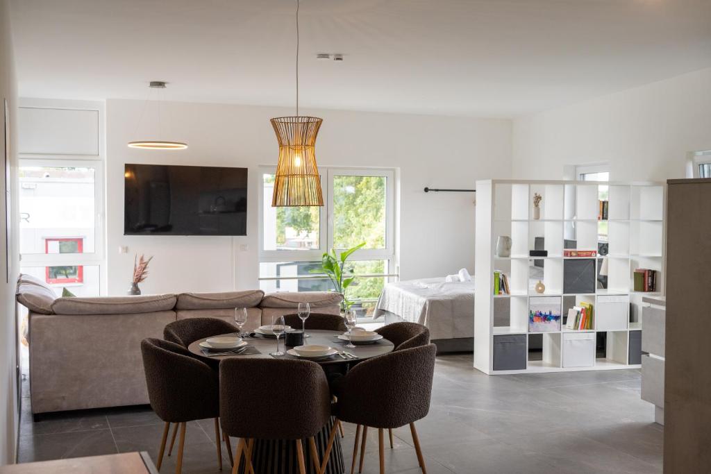 a living room with a table and chairs and a couch at Lux Apts Deluxe Apartment-Zentral-Messe-Küche in Cologne