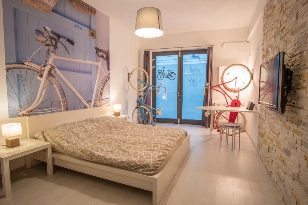 een slaapkamer met fietsen aan de muur en een bed bij Bicycle apartment Ljubljana in Ljubljana