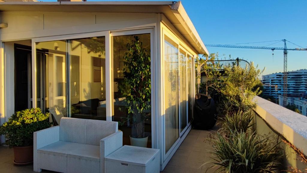 Find a Penthouse Apartment for Rent in Singapore - Sliding Glass Penthouse Apartments