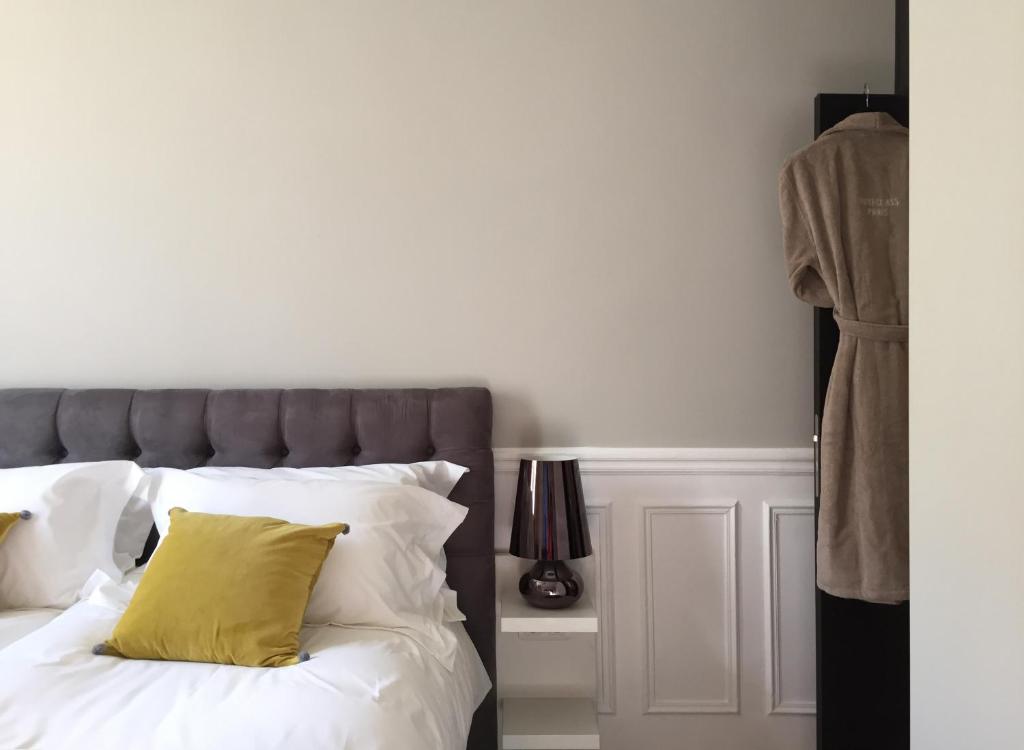 サン・マンデにあるLa Suite 19のベッドルーム1室(黄色い枕付きのベッド1台付)