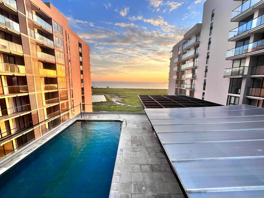 Bazén v ubytování Apartamento junto a la playa y con vista al mar nebo v jeho okolí