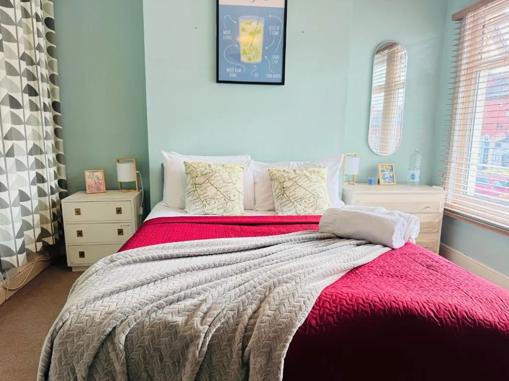 2 BED home in Birmingham Contractors free parking and fast Wi-Fi