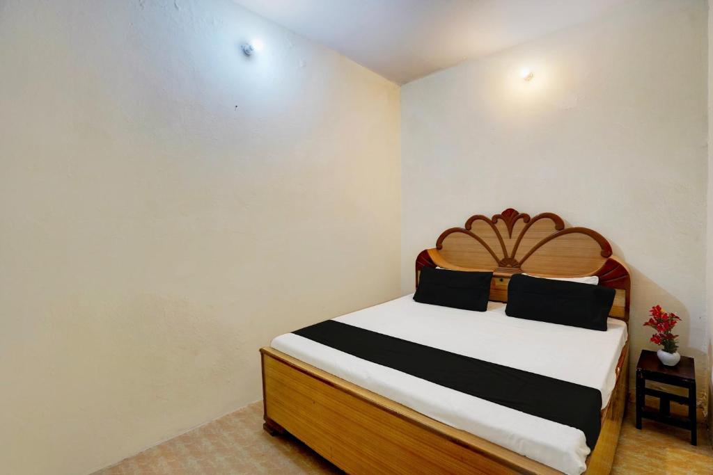 Postel nebo postele na pokoji v ubytování Hotel O Vrindavan guest house