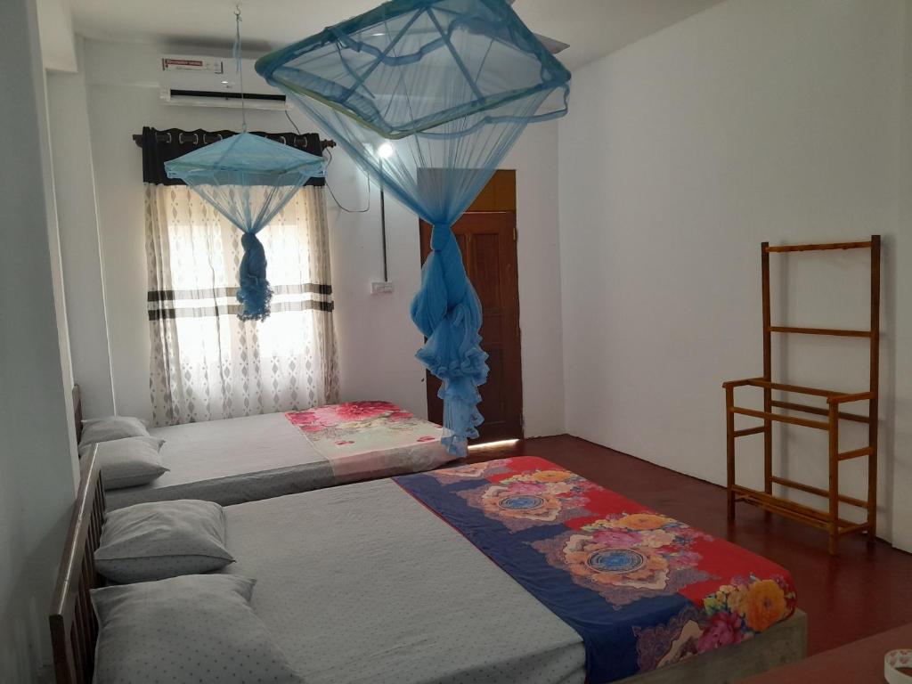 卡图纳耶克Villa 64 - Airport Transit的有两张床和一扇窗户的卧室