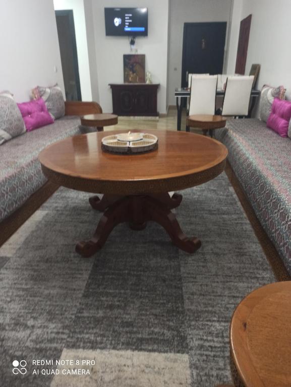 Μια τηλεόραση ή/και κέντρο ψυχαγωγίας στο شقة جميلة