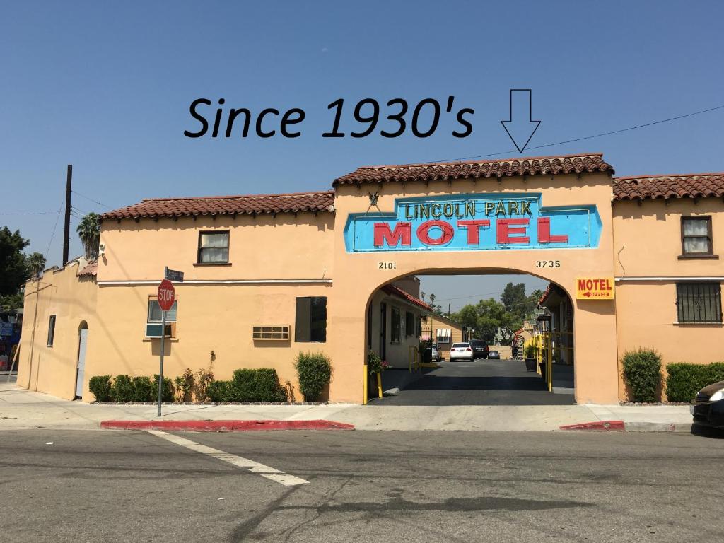 a building with a sign that reads entrance to a motel at Lincoln Park Motel in Los Angeles