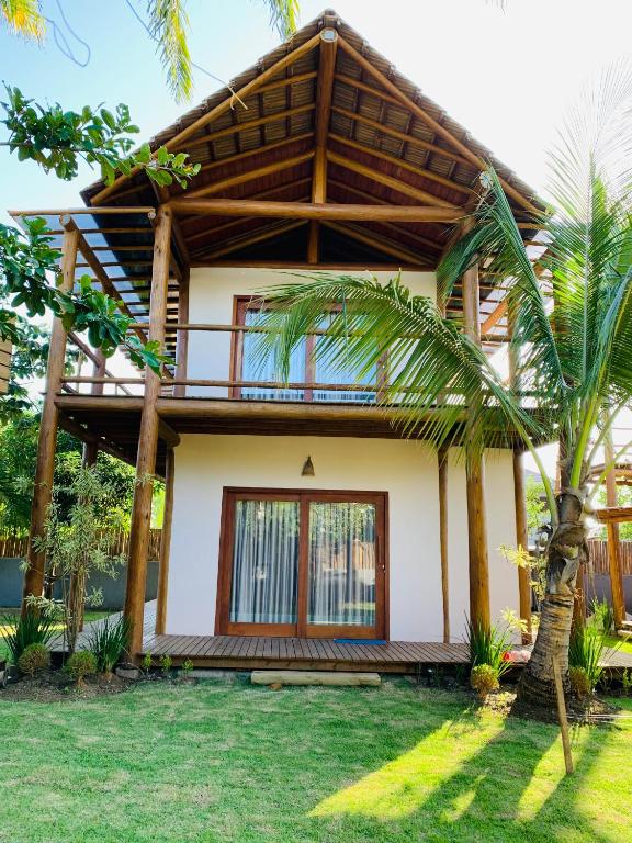 a house with a wooden roof at Suíte 3 Privativa Taipu de Fora in Barra Grande