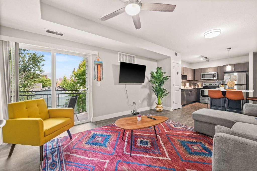 een woonkamer met een bank en een tafel bij Bright 2BR SLC Apt Hot Tub Parking in Salt Lake City