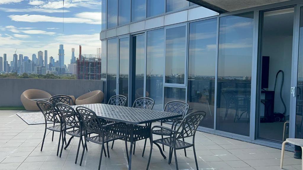 un tavolo e sedie su un balcone con vista sulla città di One bedroom with Spacious n Amazing water view apartment a Melbourne