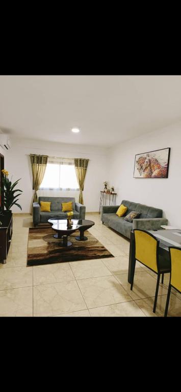 グラン・バッサムにあるResidence KBのソファとテーブルのあるリビングルーム