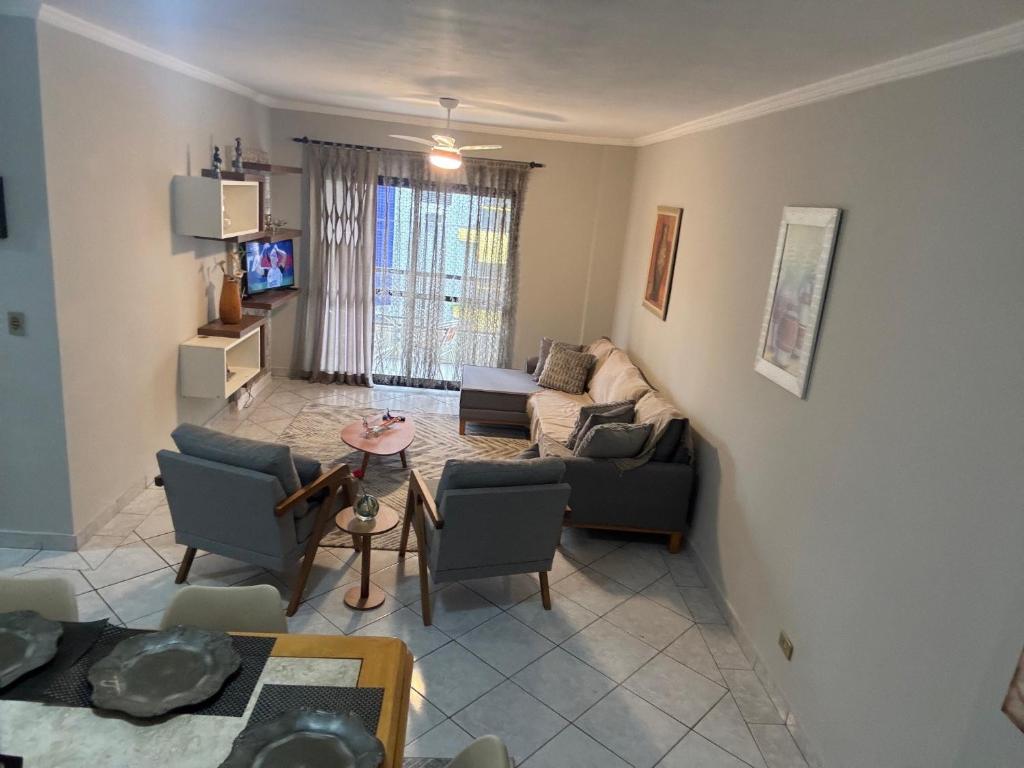 ein Wohnzimmer mit Sofa und Tisch in der Unterkunft Apto 2 dorm - Requinte na Praia Grande - SP in Praia Grande