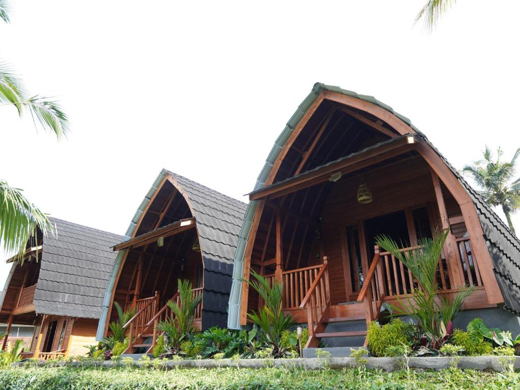 ein Haus mit einem Walmdach in der Unterkunft Casa Vella Cottage in Patjung