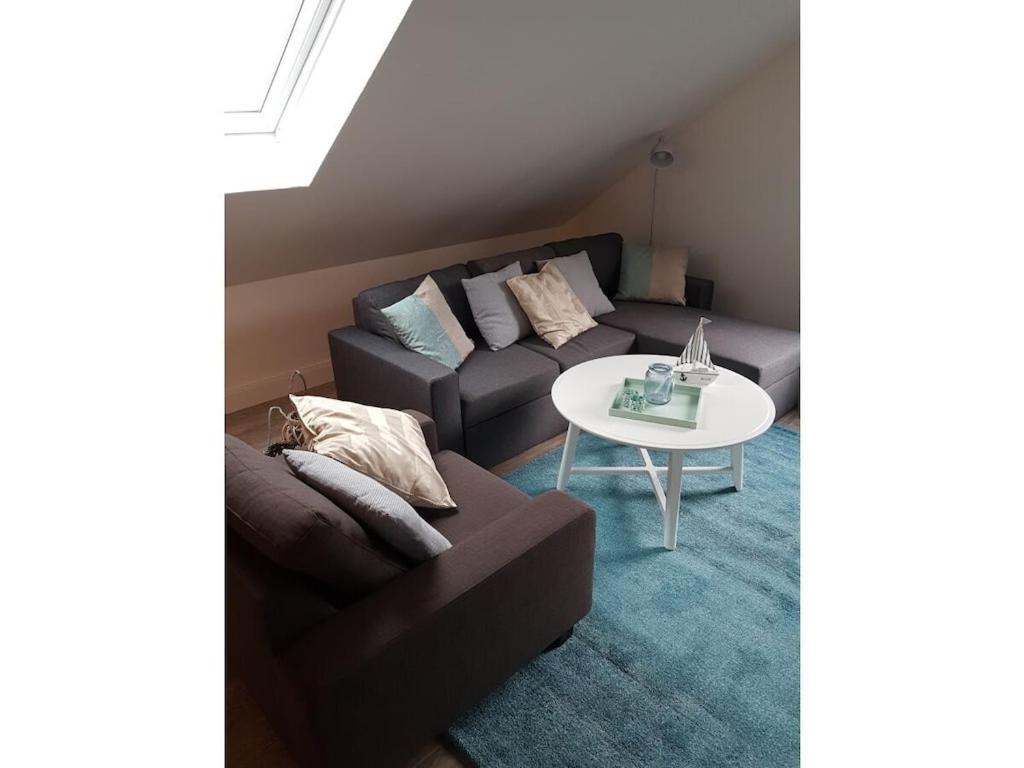 un salon avec un canapé et une table dans l'établissement Holiday apartment in Varel with swimming pool, à Dangast