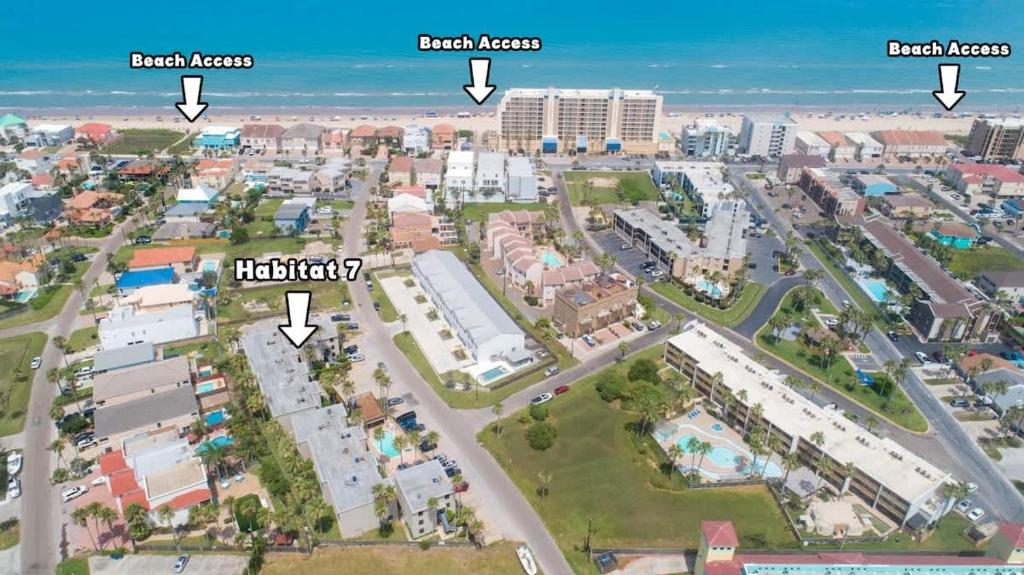 une vue aérienne d'une ville avec des bâtiments dans l'établissement Island Condo 1st Floor Pool Patio condo, à South Padre Island