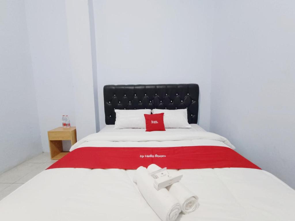 Ένα ή περισσότερα κρεβάτια σε δωμάτιο στο Guest House AA Syariah Pekalongan by Hello Room