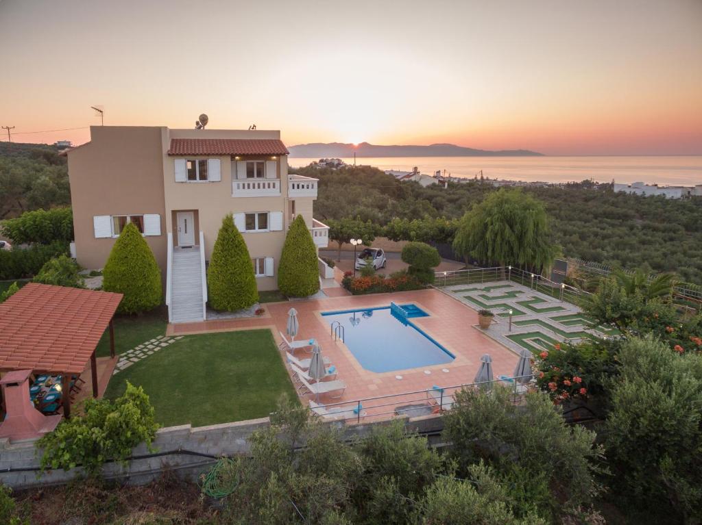 The swimming pool at or close to Villa Aretousa 2
