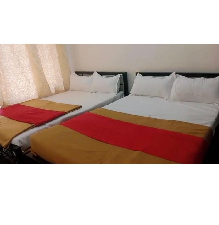 マイソールにあるHotel Guest Innの部屋に並んで置かれた2つのベッド