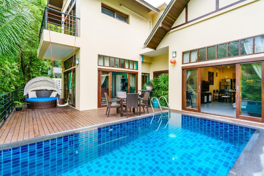 une image d'une maison avec une piscine dans l'établissement Chaweng Noi Villa, à Chaweng Noi Beach