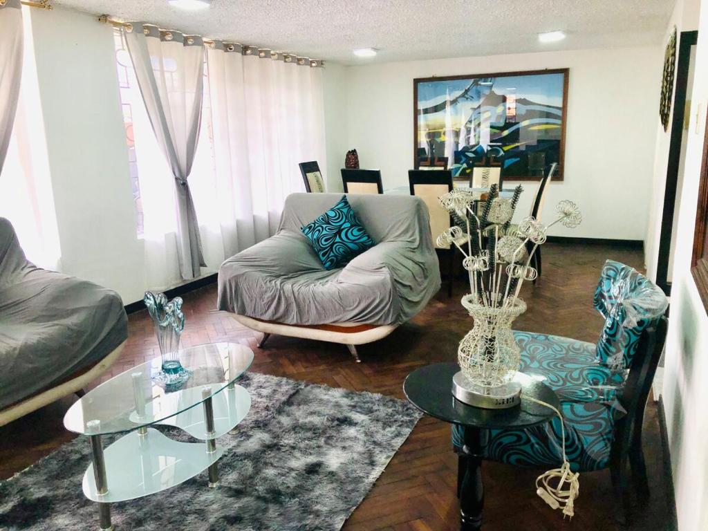 キトにあるApartamento Grande para tu comodidad-Large apartment for your comfortのソファとテーブルのあるリビングルーム