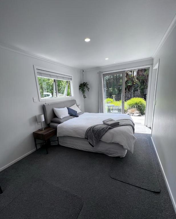 Secluded Lake Okareka Studio Views, Spa, Deck in Rotorua - Resim 23