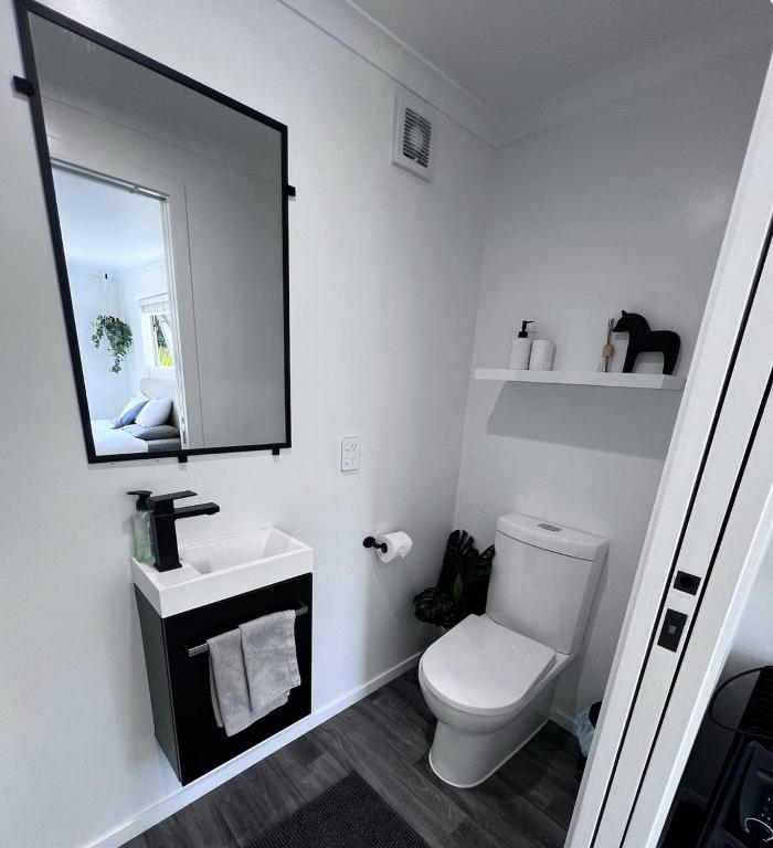 Secluded Lake Okareka Studio Views, Spa, Deck in Rotorua - Resim 7