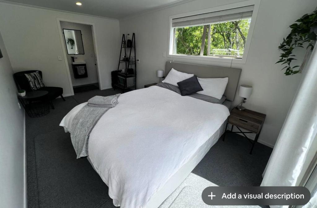 Secluded Lake Okareka Studio Views, Spa, Deck in Rotorua - Resim 24