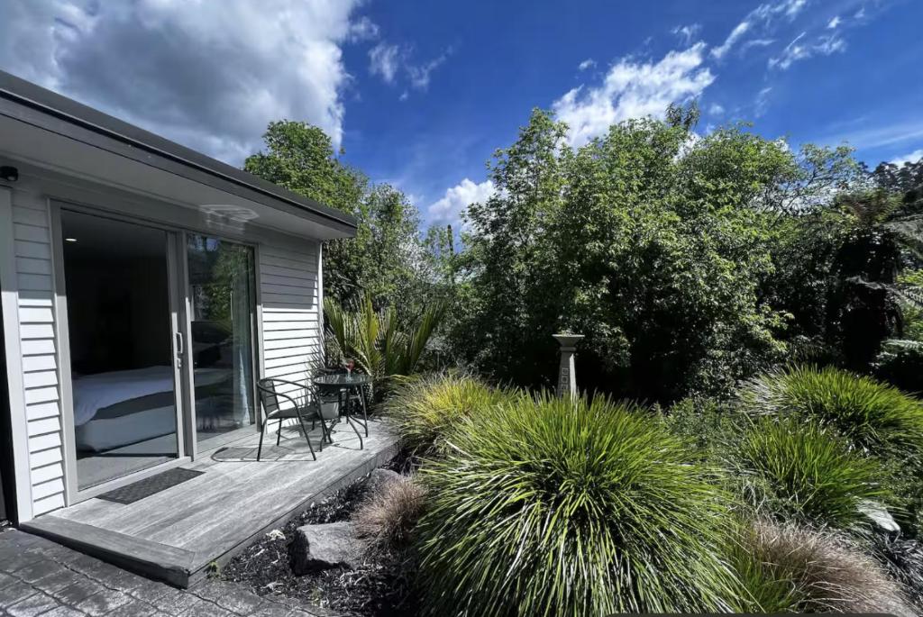 Secluded Lake Okareka Studio Views, Spa, Deck in Rotorua - Resim 27