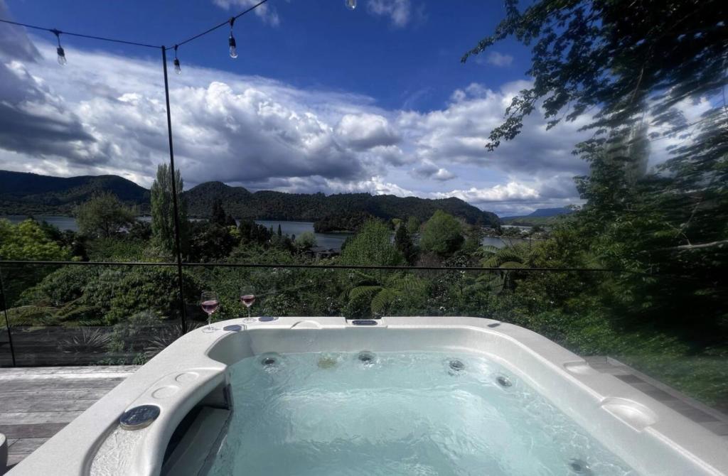 Secluded Lake Okareka Studio Views, Spa, Deck in Rotorua - Resim 28