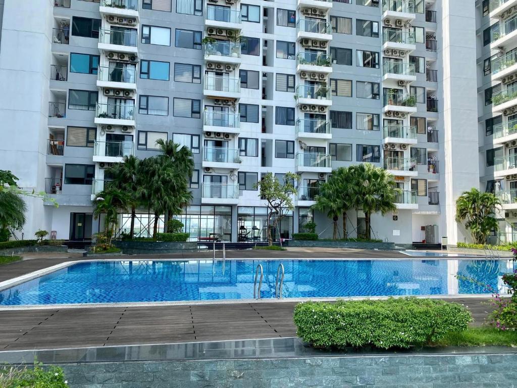 einem Pool vor einem großen Apartmenthaus in der Unterkunft New Moon homestay- Nera garden Huế in Thôn Văn Dương