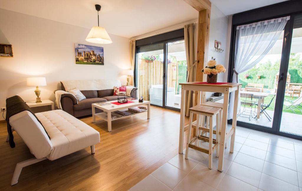 a living room with a couch and a table at Casarosaenea in Olite