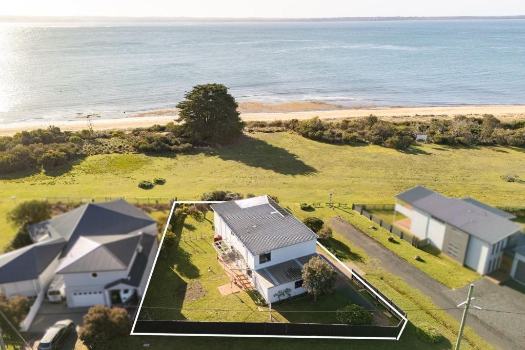 una vista aérea de una casa cerca de la playa en Casa Blanca Ventnor Beach, en Ventnor