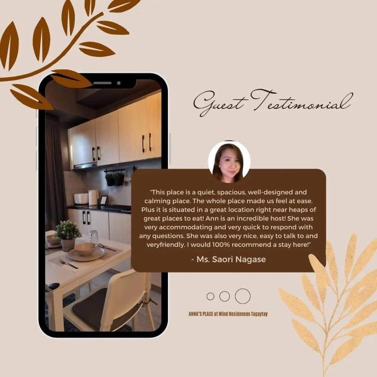 une photo d'une femme dans une cuisine avec un miroir dans l'établissement Annas Place Tagaytay, à Kaybagal