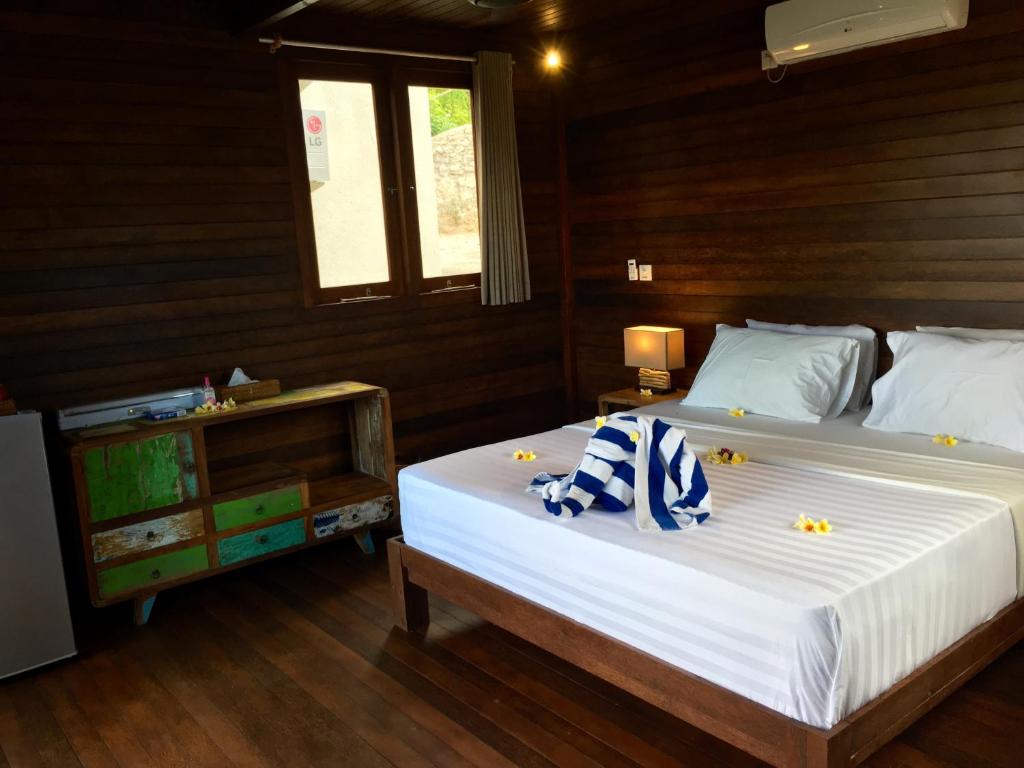 Twin Island Villas & Dive Resort - Bungalow With Sea View